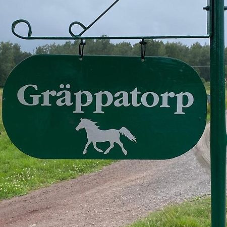 Liten Stuga Mitt I Naturen Pa Kinnekulle Hällekis Exterior foto