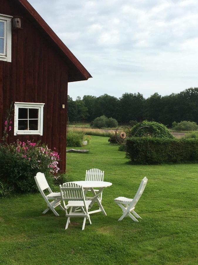 Liten Stuga Mitt I Naturen Pa Kinnekulle Hällekis Exterior foto