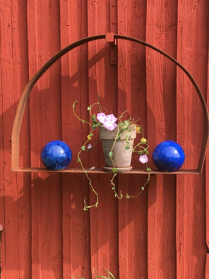 Liten Stuga Mitt I Naturen Pa Kinnekulle Hällekis Exterior foto