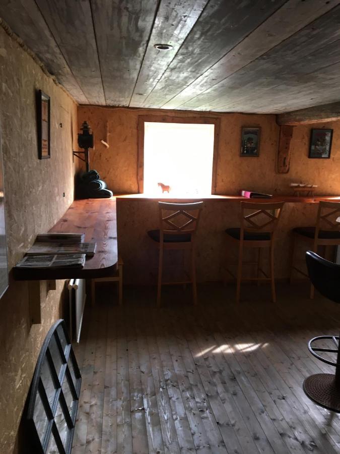 Liten Stuga Mitt I Naturen Pa Kinnekulle Hällekis Exterior foto