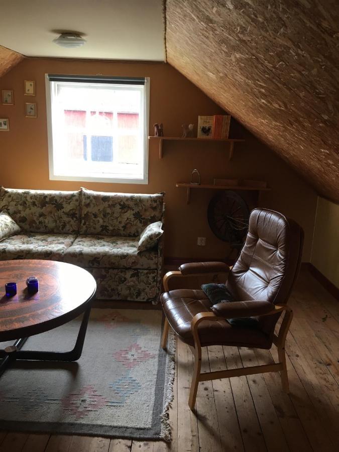 Liten Stuga Mitt I Naturen Pa Kinnekulle Hällekis Exterior foto