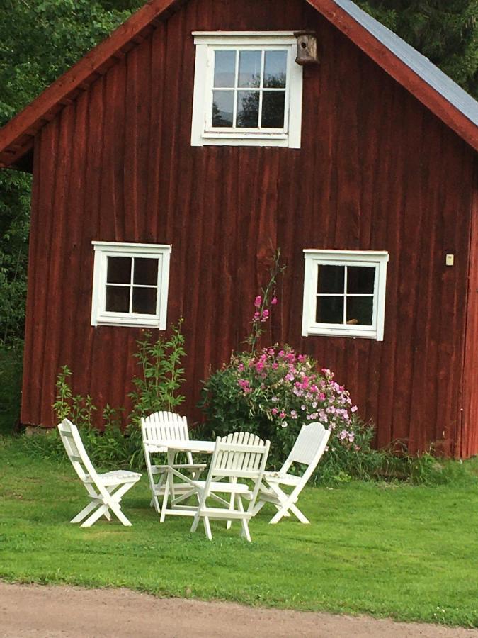 Liten Stuga Mitt I Naturen Pa Kinnekulle Hällekis Exterior foto